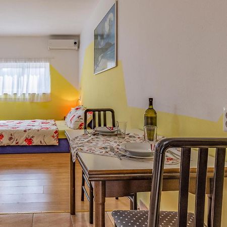 Nice Apartment In Pula With Kitchen Exterior foto