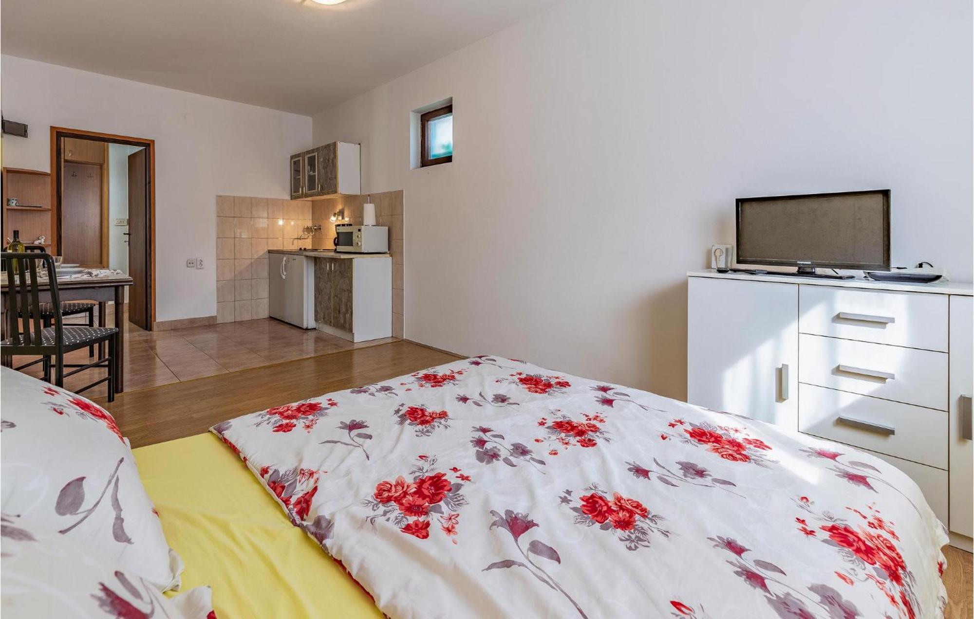 Nice Apartment In Pula With Kitchen Exterior foto