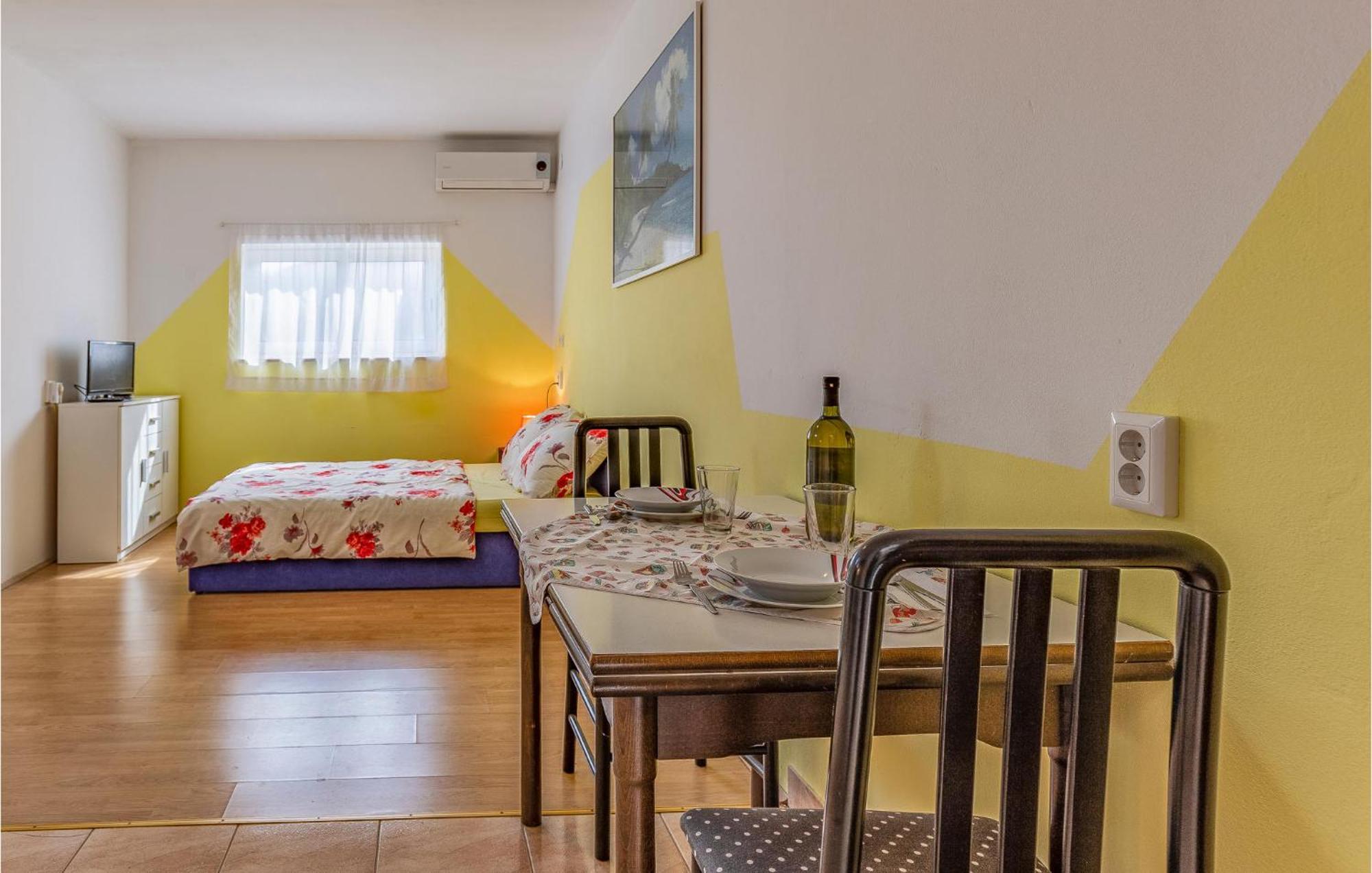 Nice Apartment In Pula With Kitchen Exterior foto